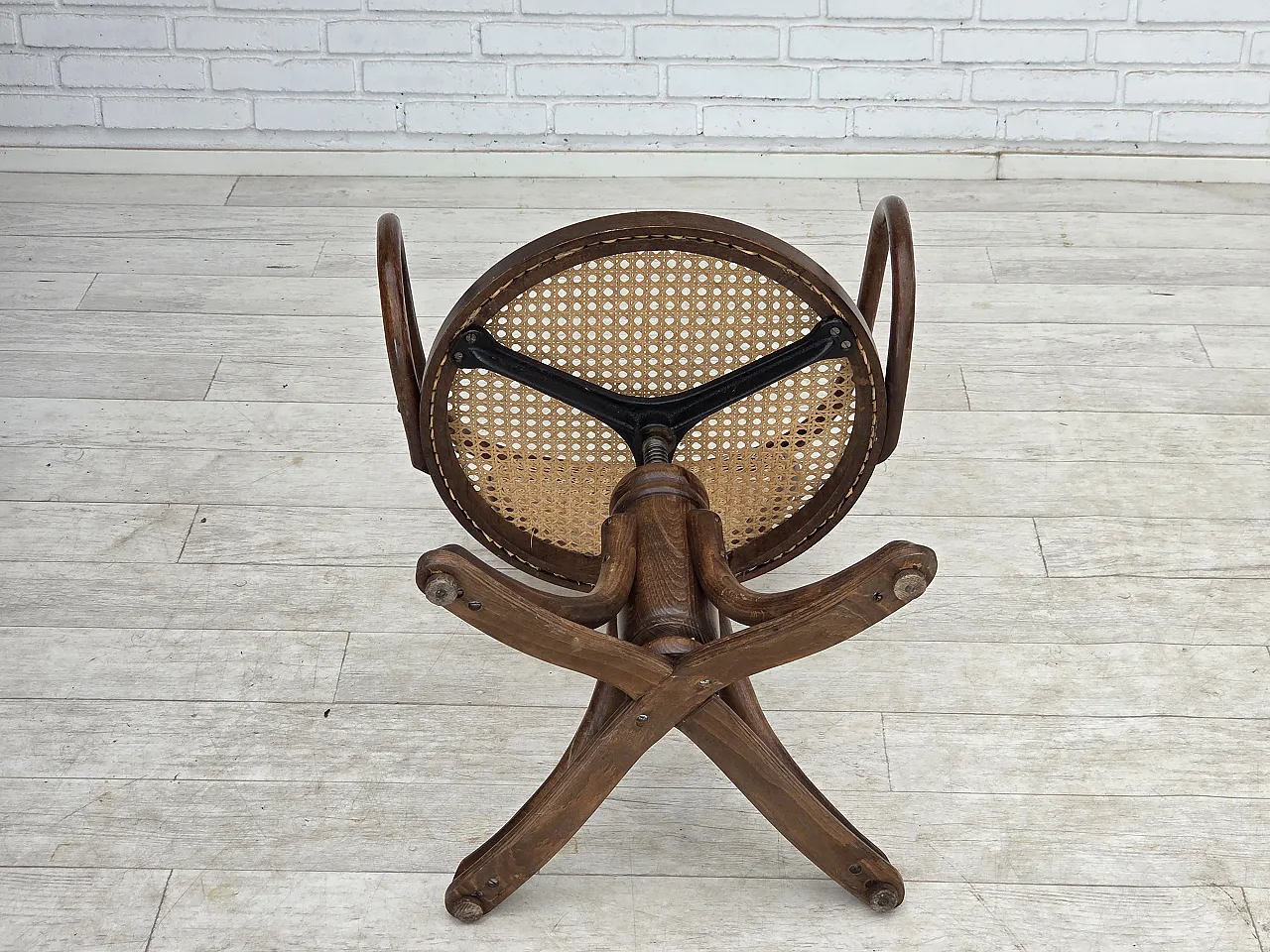 1950s, swivel armchair, bent wood, furniture mesh. 16