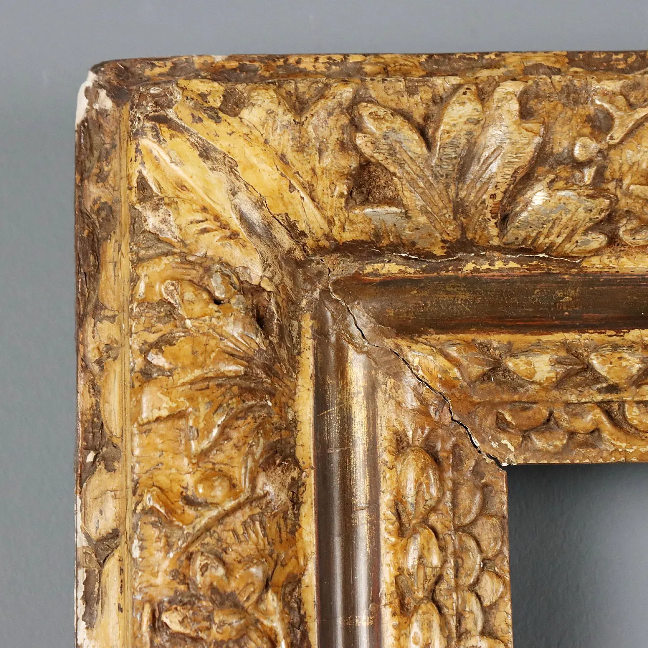 Carved wooden frame, 18th century 4