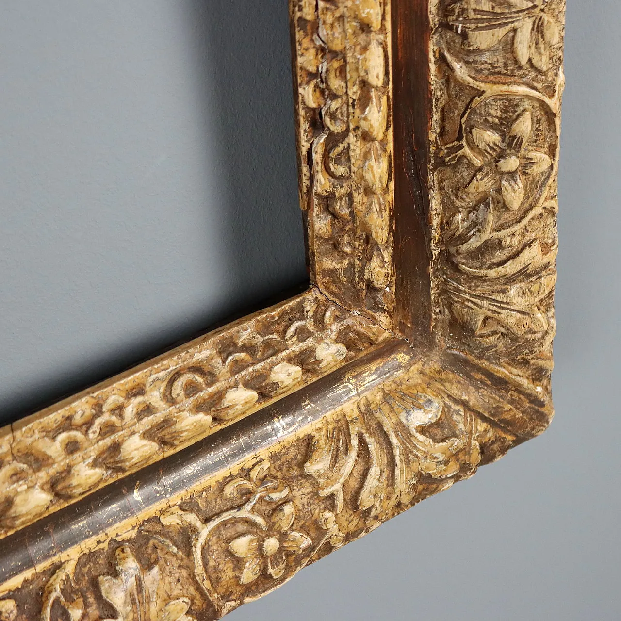 Carved wooden frame, 18th century 9