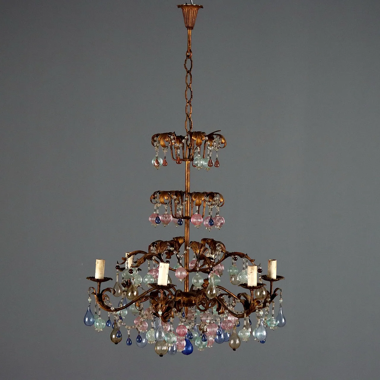 Lampadario in ferro dorato con vetro policromo, '900 1