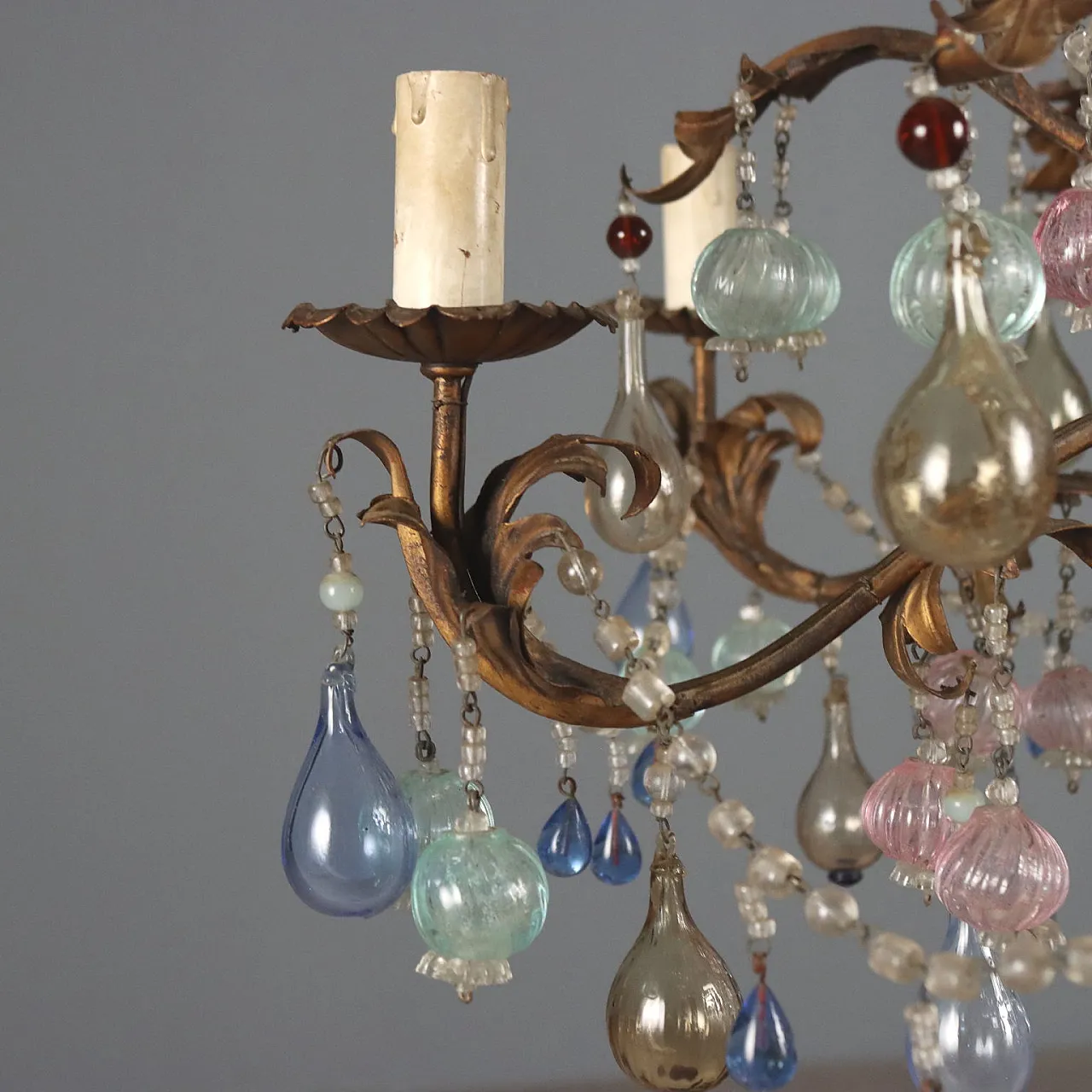Lampadario in ferro dorato con vetro policromo, '900 7