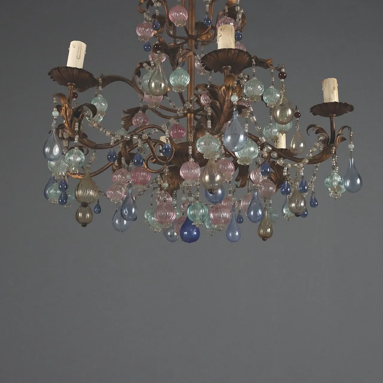 Lampadario in ferro dorato con vetro policromo, '900 10