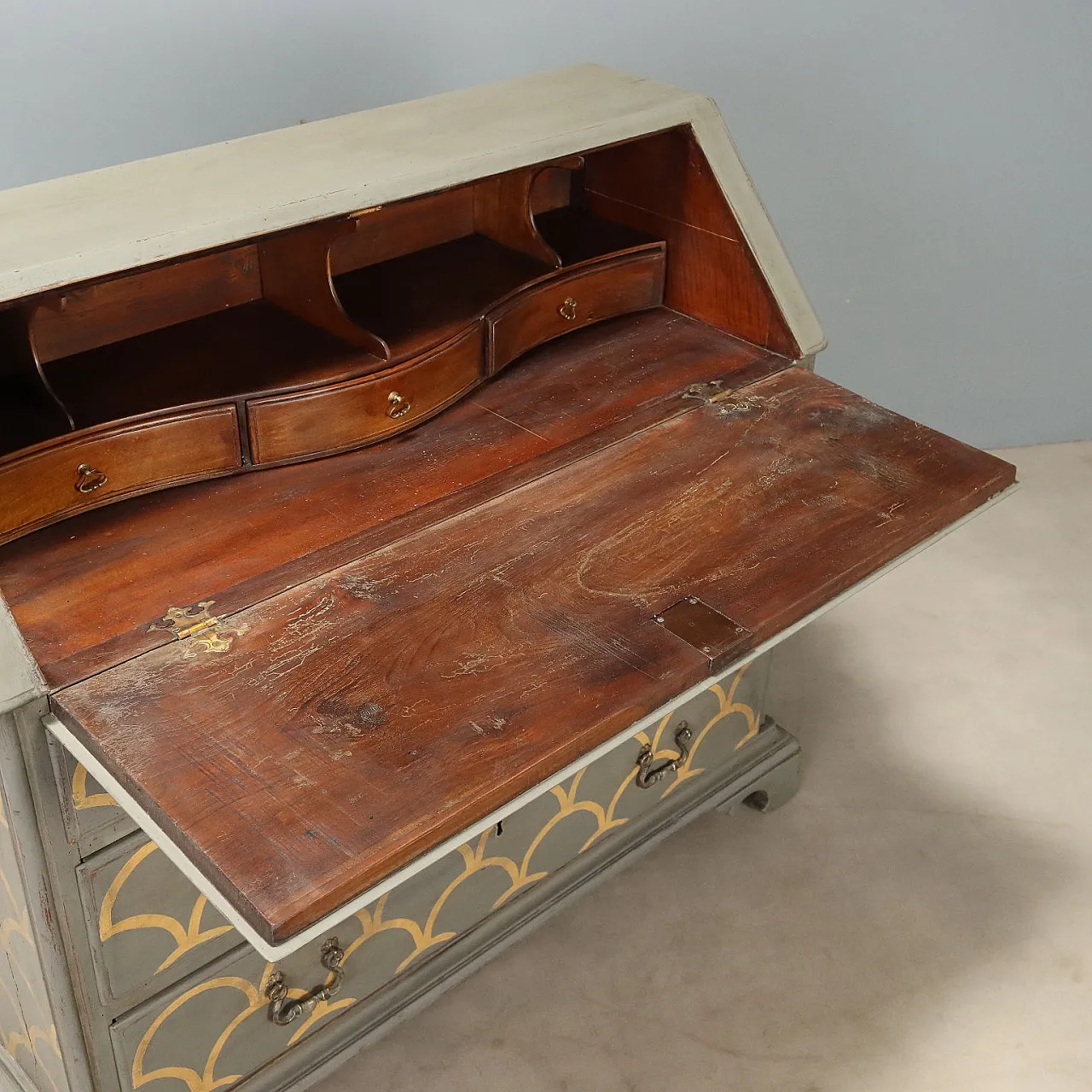 Flap in lacquered walnut with antique details, mid-20th century 6