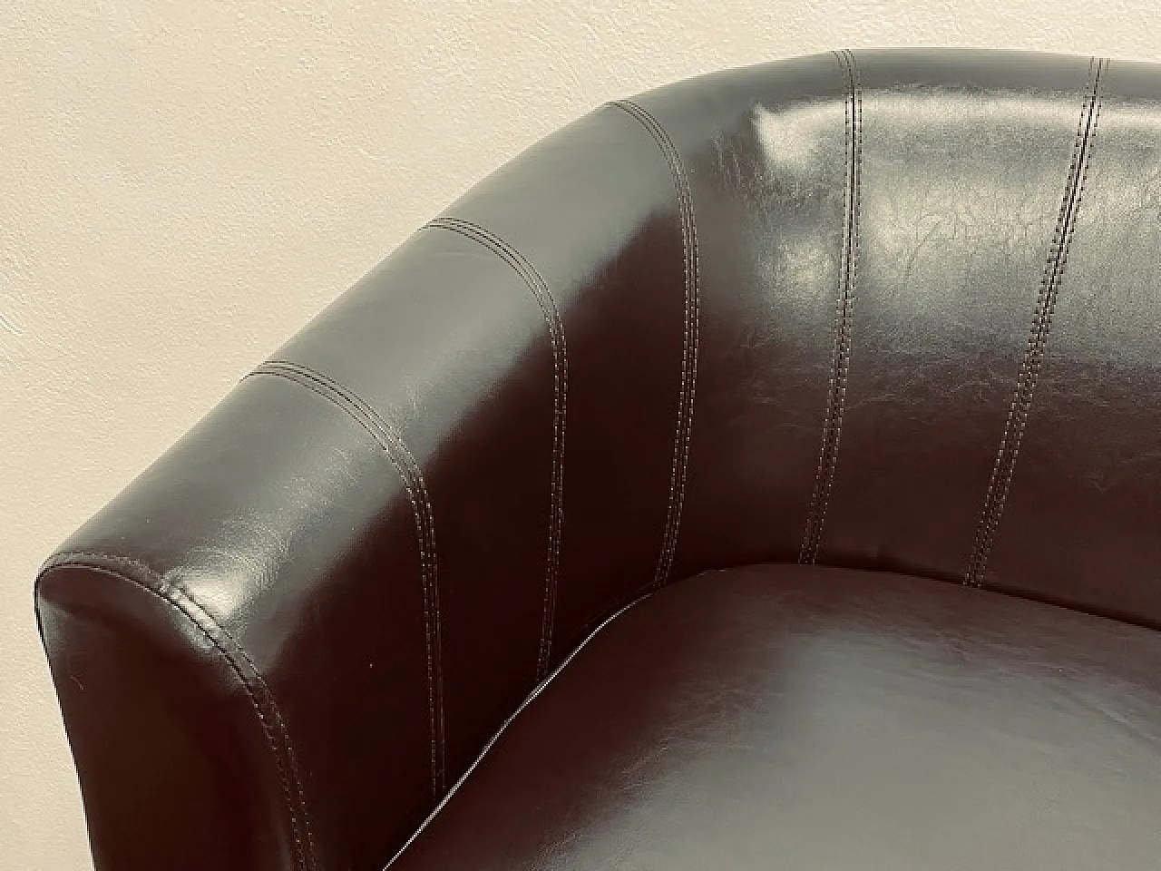 Two-seater sofa, in brown skay, 70s 4