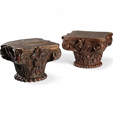 Coppia di capitelli in legno intagliato, '900