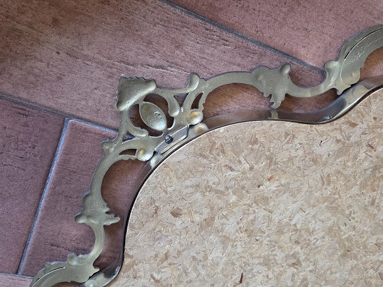Specchio a muro con cornice in ottone, anni '70 6