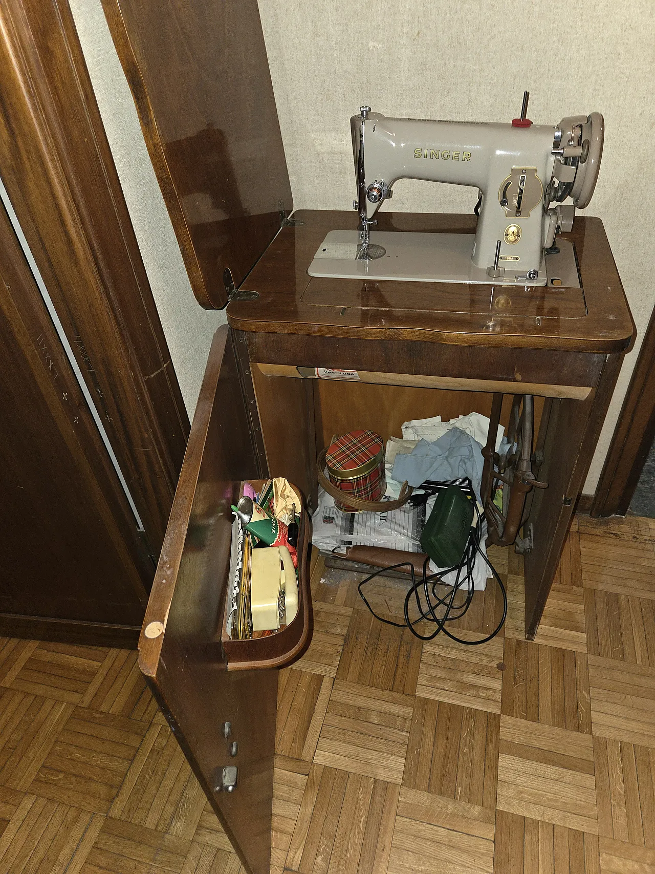 Root cabinet with sewing machine, 1970s 4