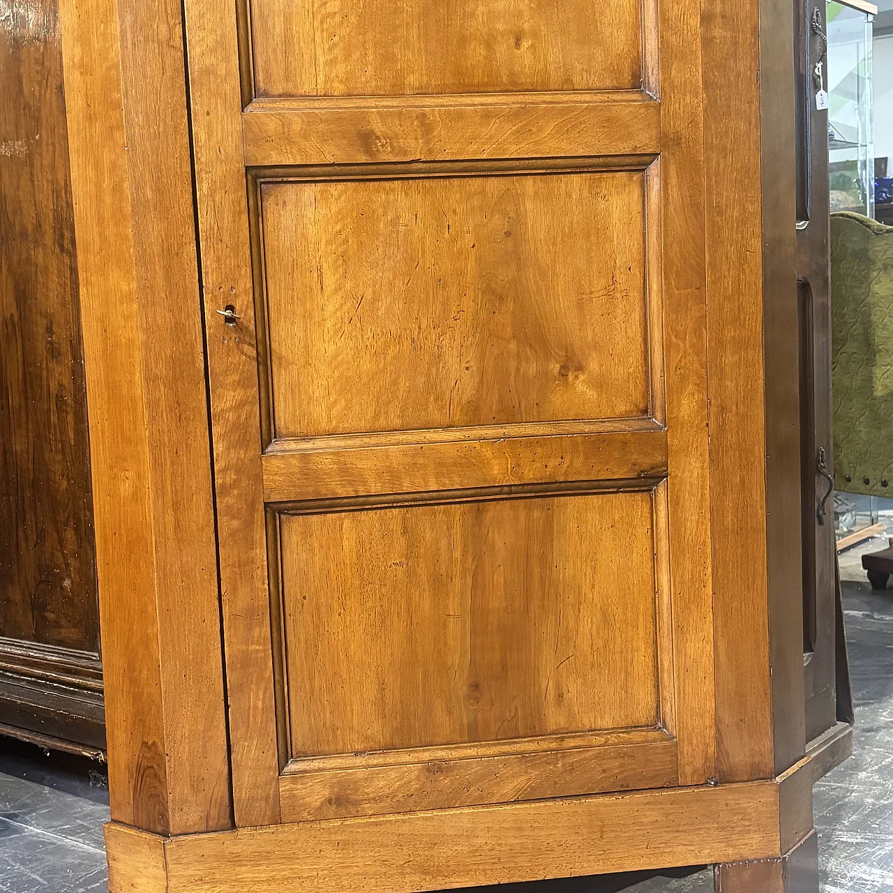 Tuscan corner cupboard  in solid walnut, early 19th century 1