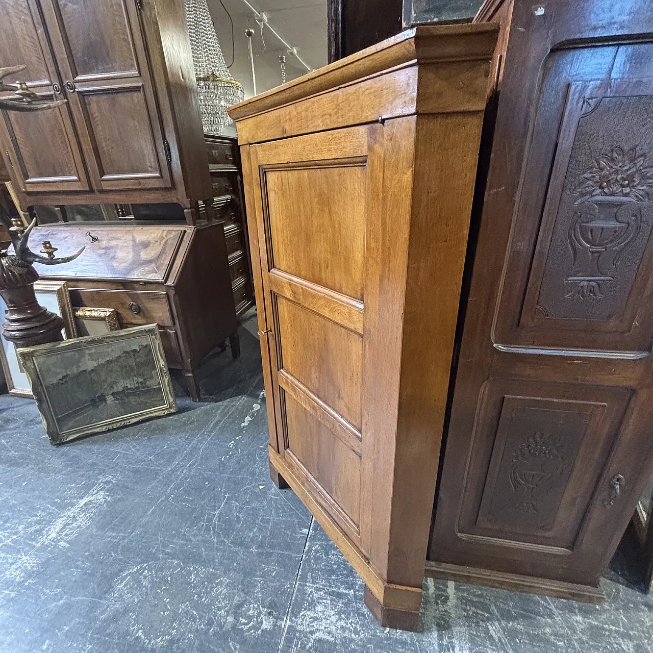 Tuscan corner cupboard  in solid walnut, early 19th century 3