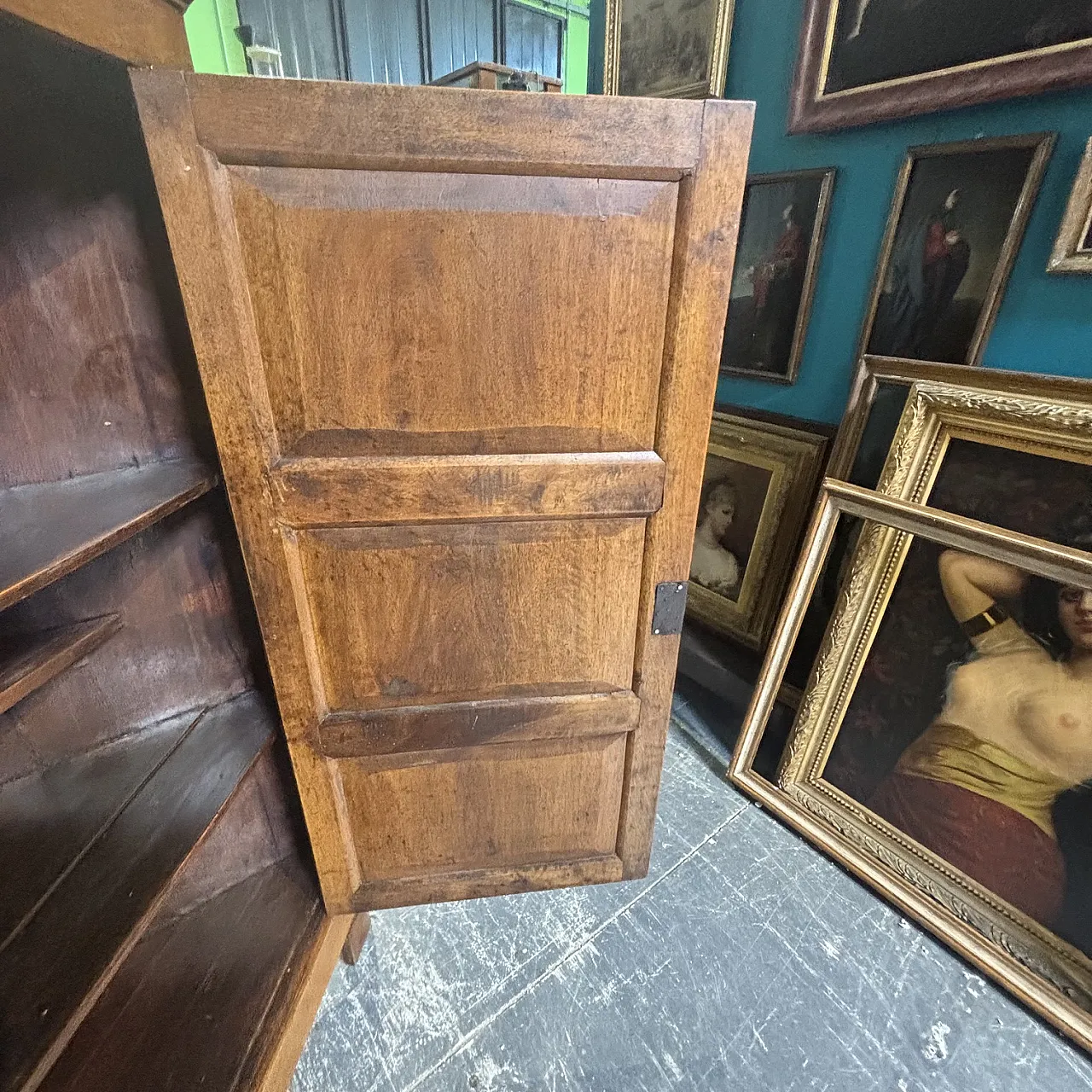 Tuscan corner cupboard  in solid walnut, early 19th century 4