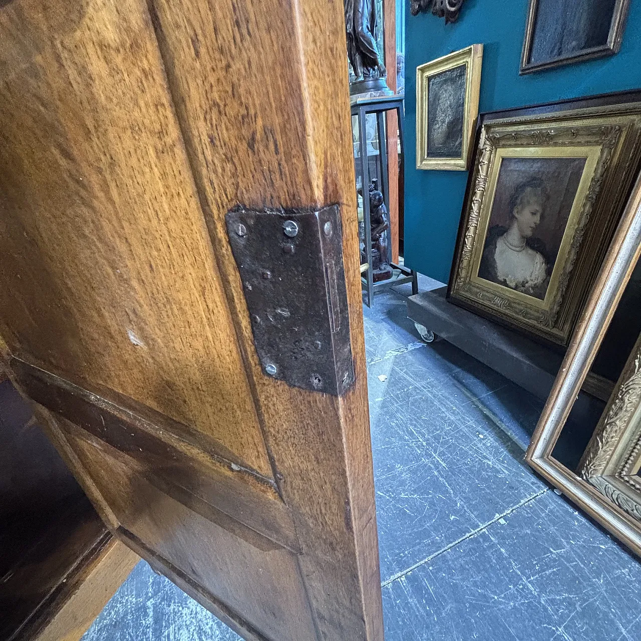 Tuscan corner cupboard  in solid walnut, early 19th century 5