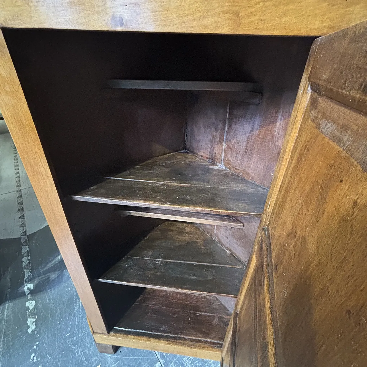 Tuscan corner cupboard  in solid walnut, early 19th century 6