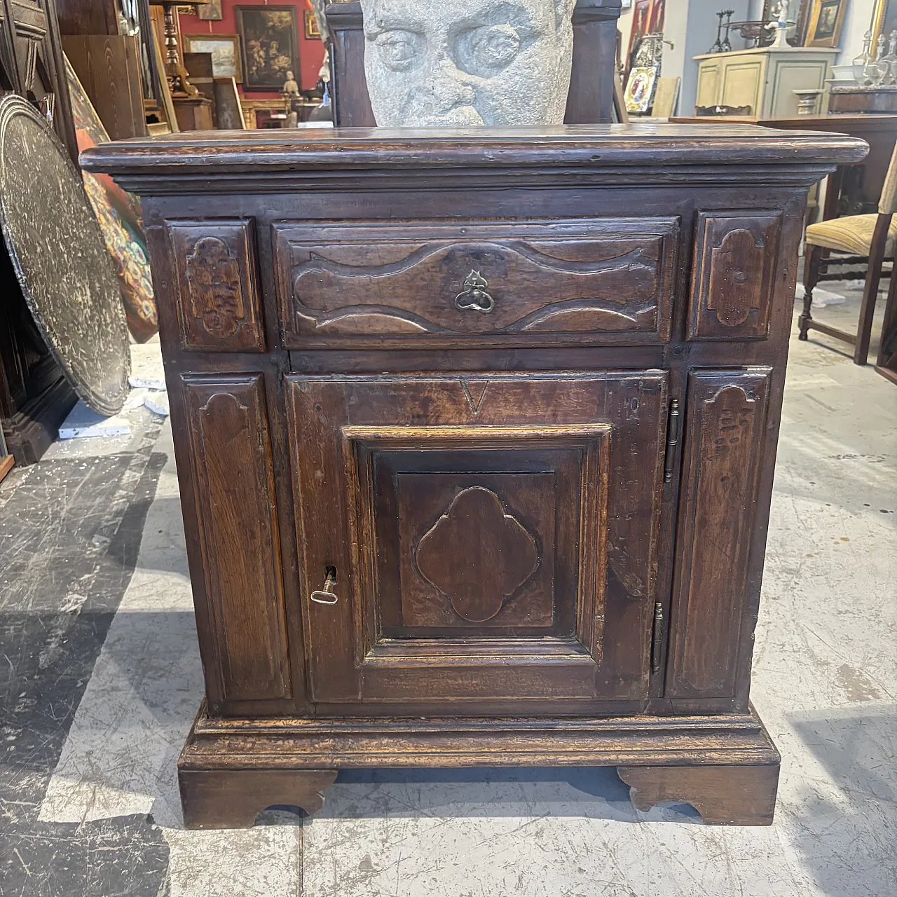 Baroque sideboard cabinet in solid walnut with patina, 17th century 1
