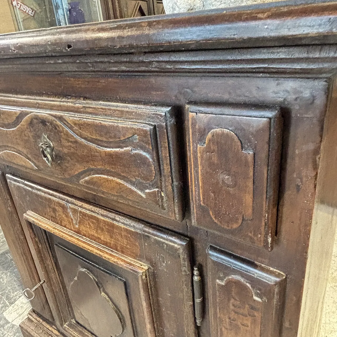 Baroque sideboard cabinet in solid walnut with patina, 17th century 2