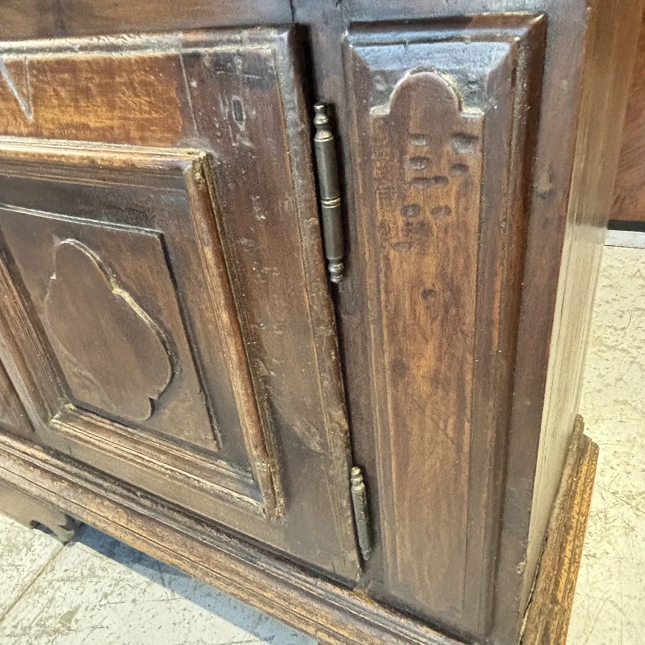 Baroque sideboard cabinet in solid walnut with patina, 17th century 3