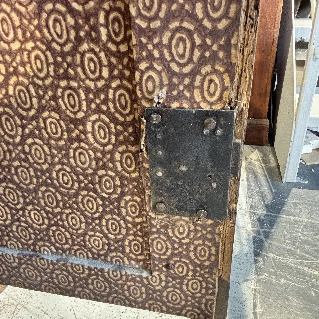 Baroque sideboard cabinet in solid walnut with patina, 17th century 5