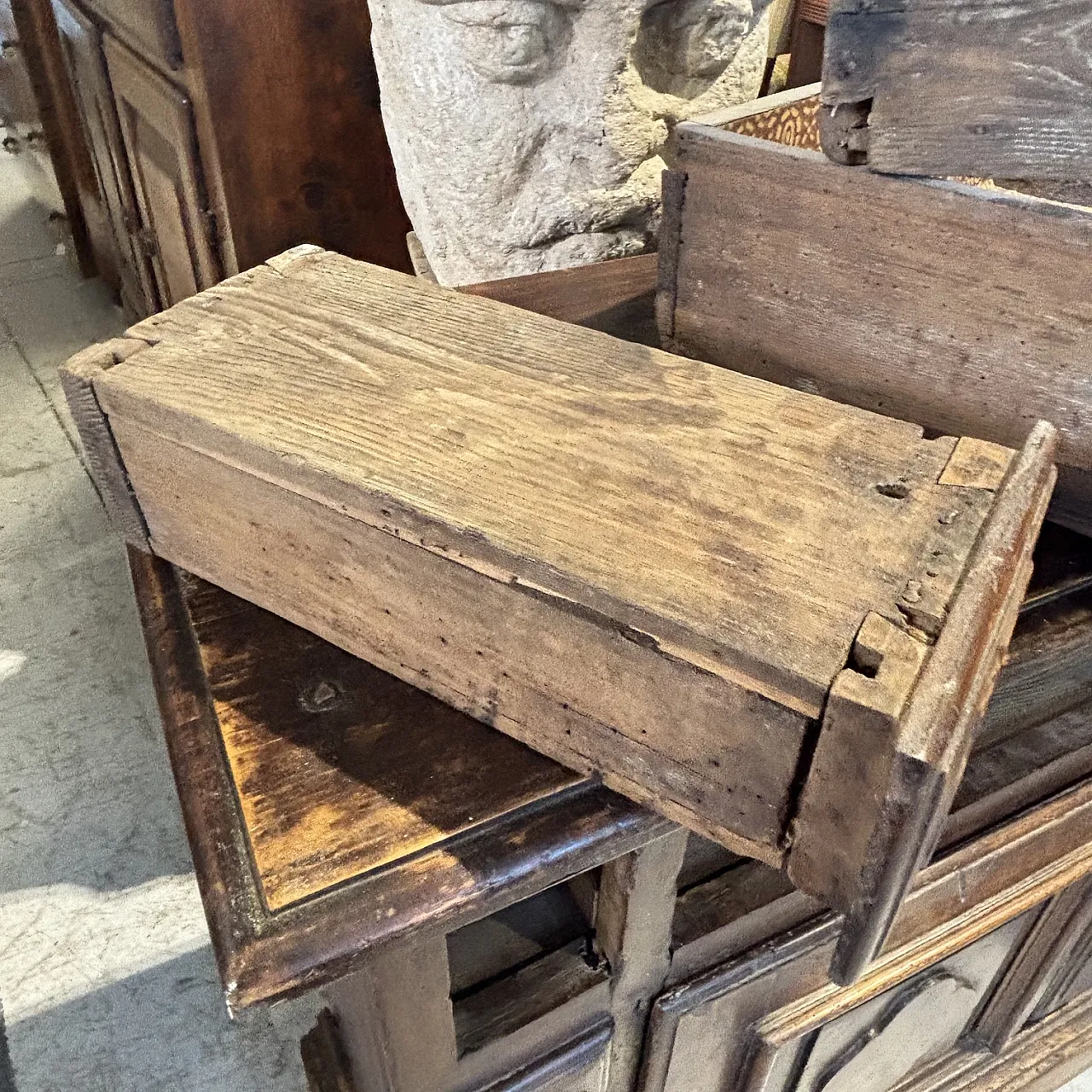 Baroque sideboard cabinet in solid walnut with patina, 17th century 6