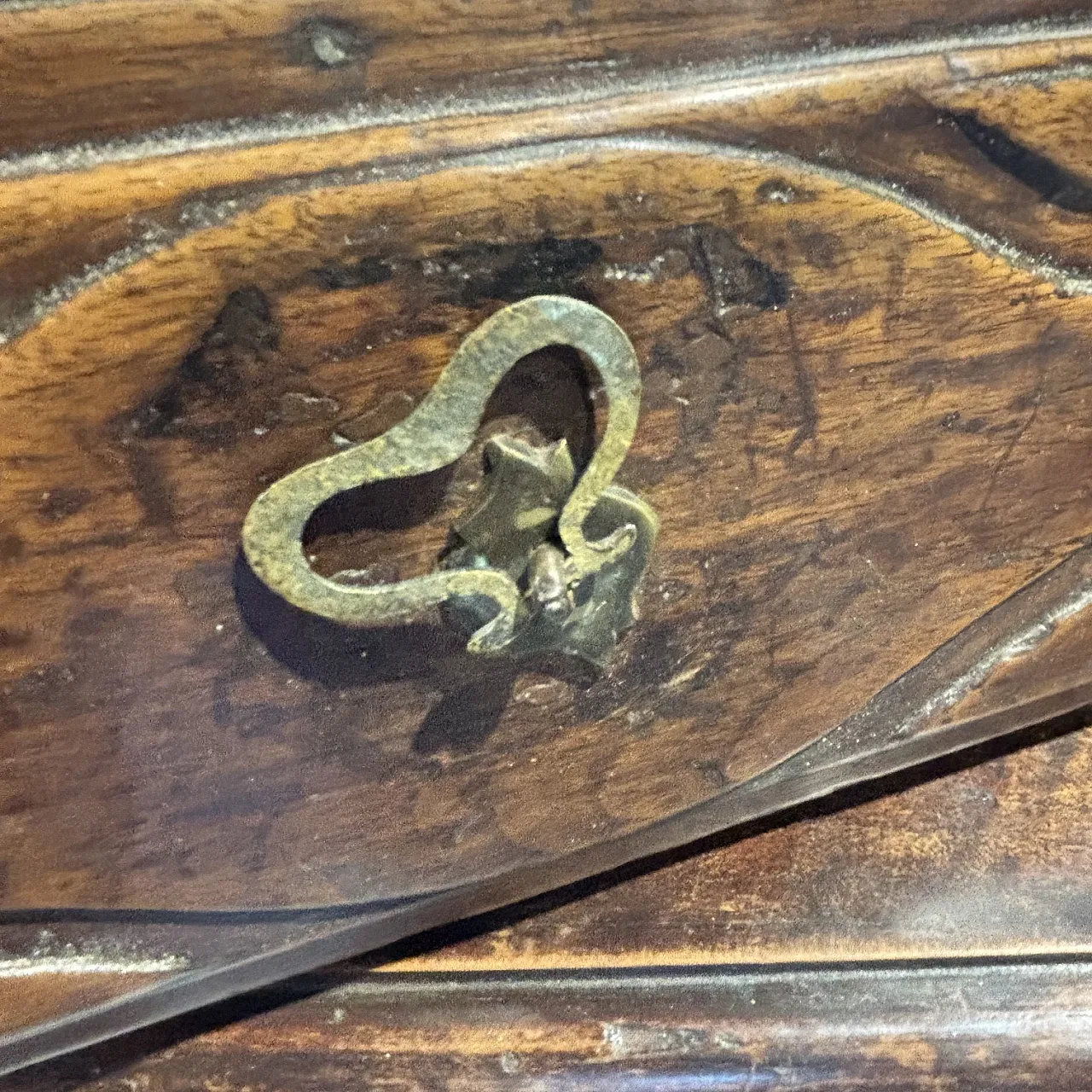 Baroque sideboard cabinet in solid walnut with patina, 17th century 8