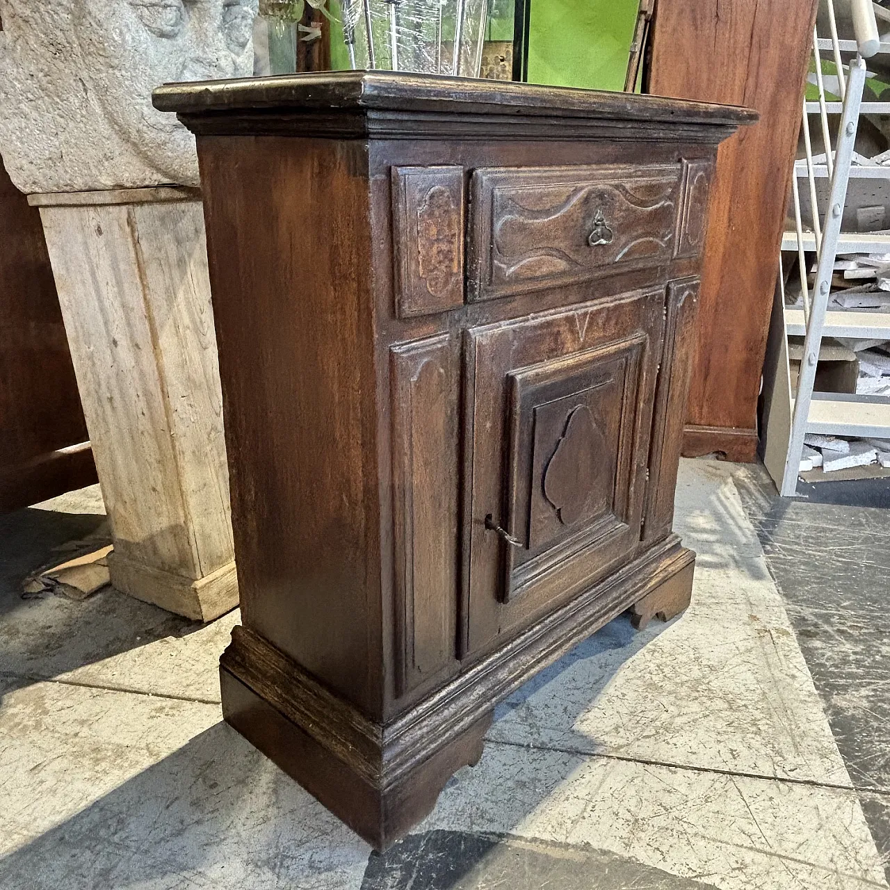 Baroque sideboard cabinet in solid walnut with patina, 17th century 12