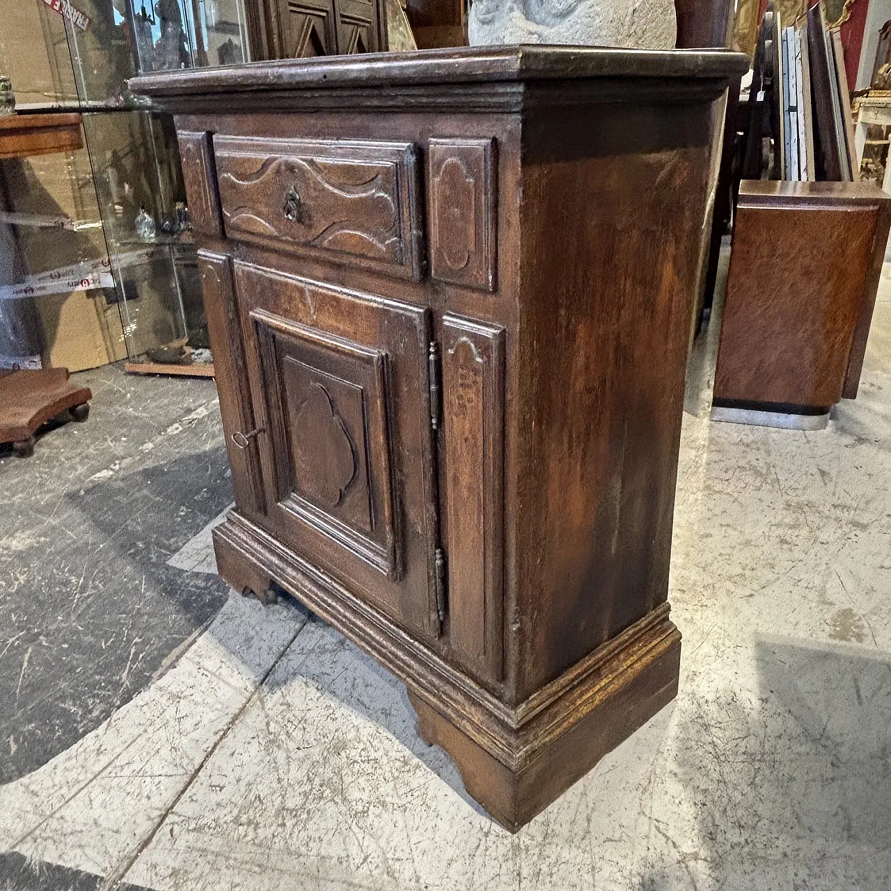 Baroque sideboard cabinet in solid walnut with patina, 17th century 13