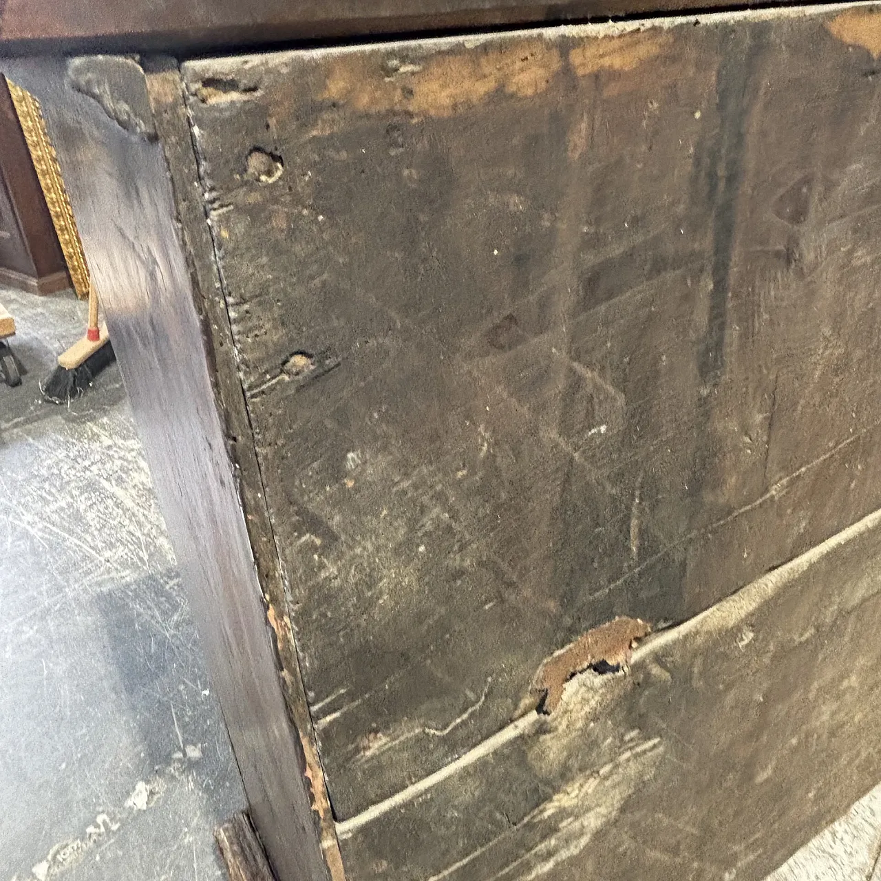 Baroque sideboard cabinet in solid walnut with patina, 17th century 15