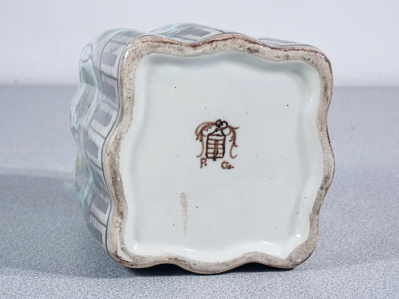 Vaso in maiolica con scene bucoliche e galanti, fine '800 7