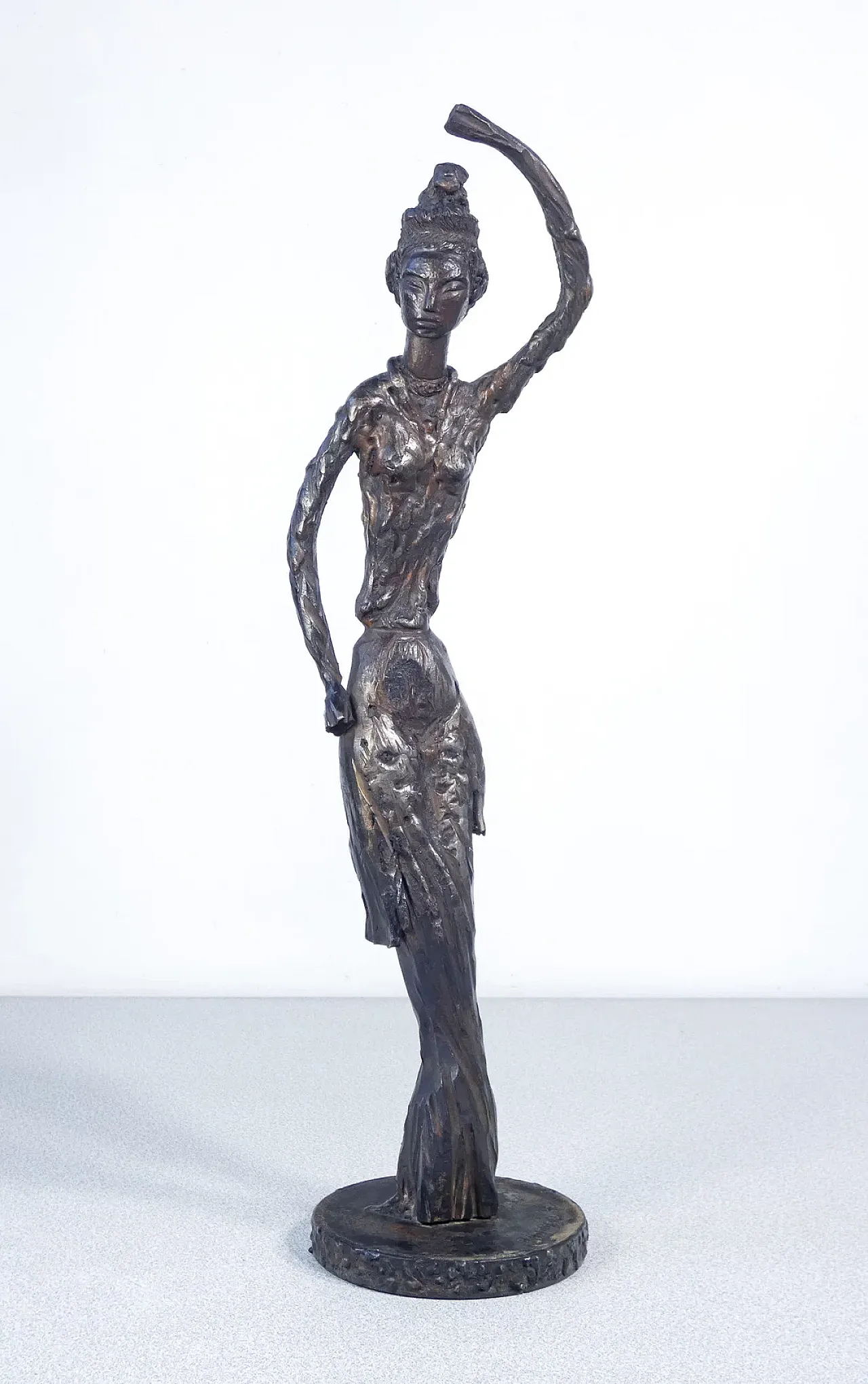 Donna orientale, scultura in bronzo di Pietro Beccuti, anni '60 1