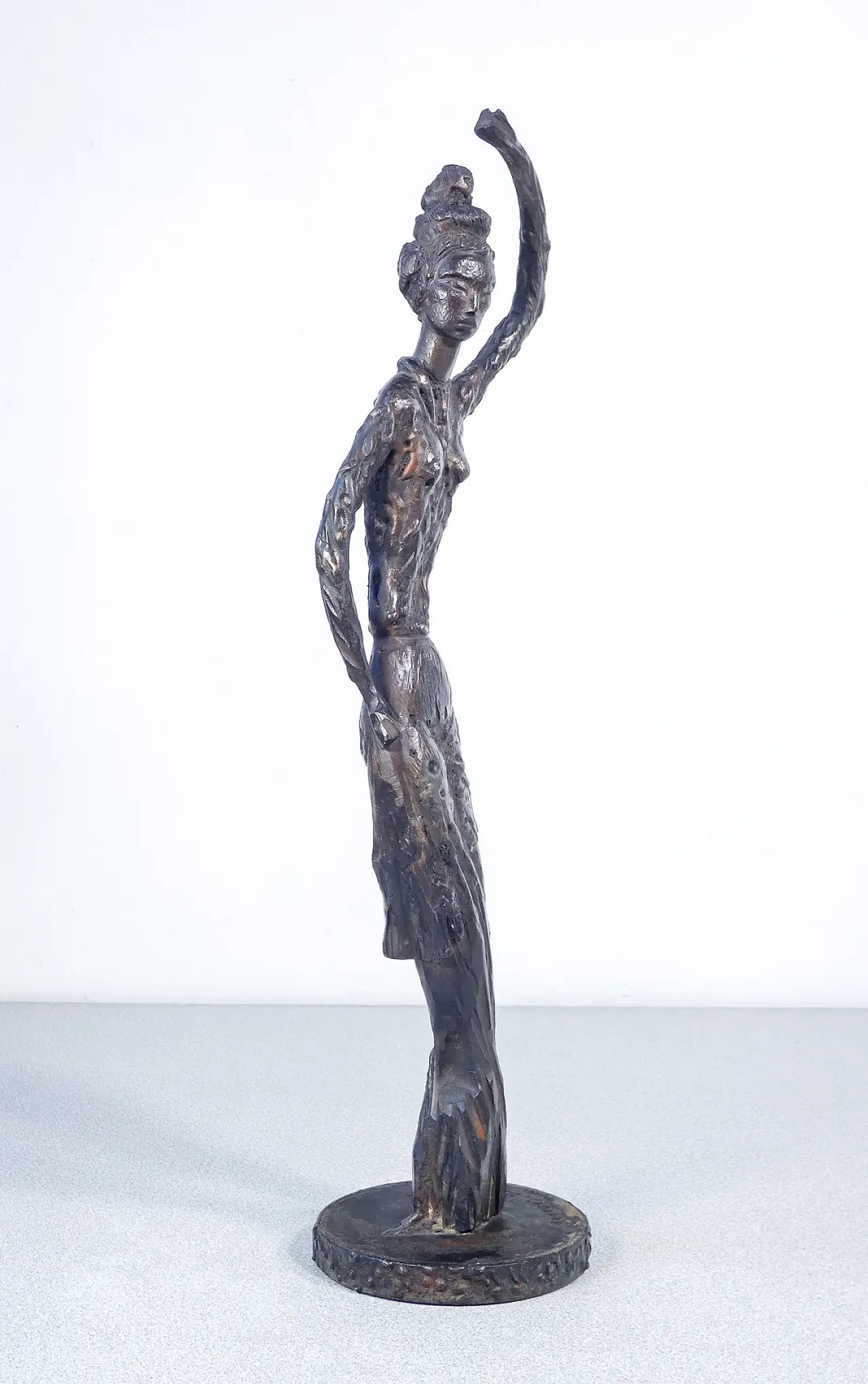 Donna orientale, scultura in bronzo di Pietro Beccuti, anni '60 4