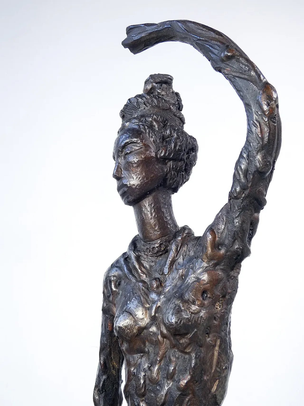 Donna orientale, scultura in bronzo di Pietro Beccuti, anni '60 5