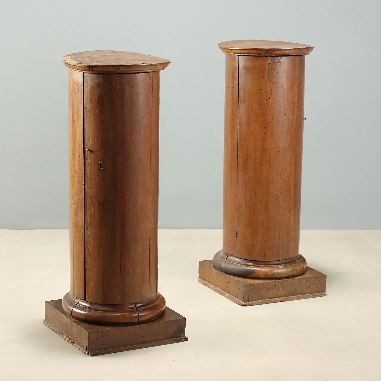 Pair of Empire column bedside tables in walnut, 19th century 1
