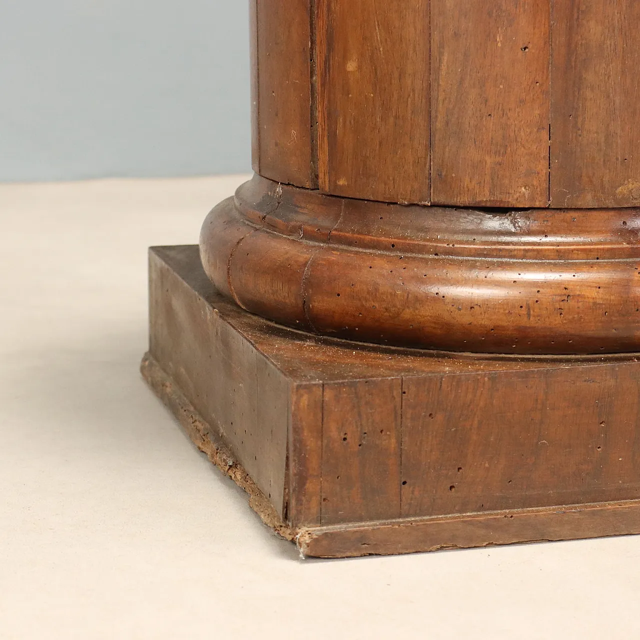Pair of Empire column bedside tables in walnut, 19th century 5