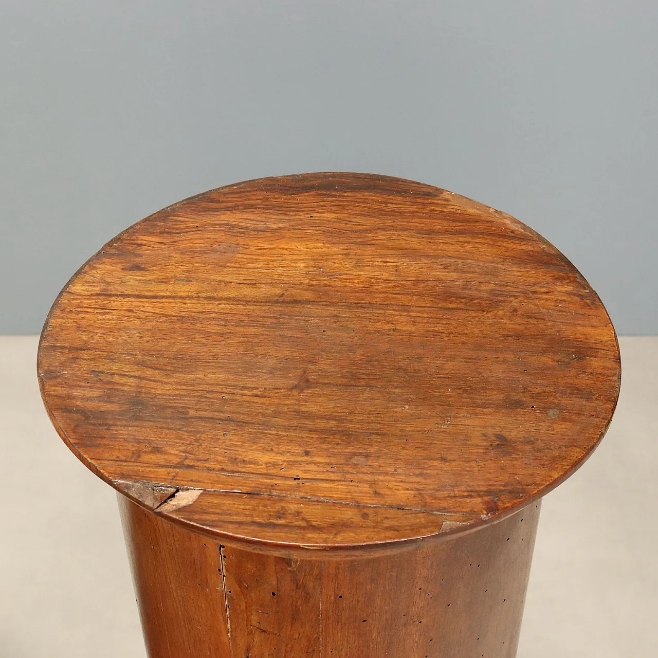 Pair of Empire column bedside tables in walnut, 19th century 8