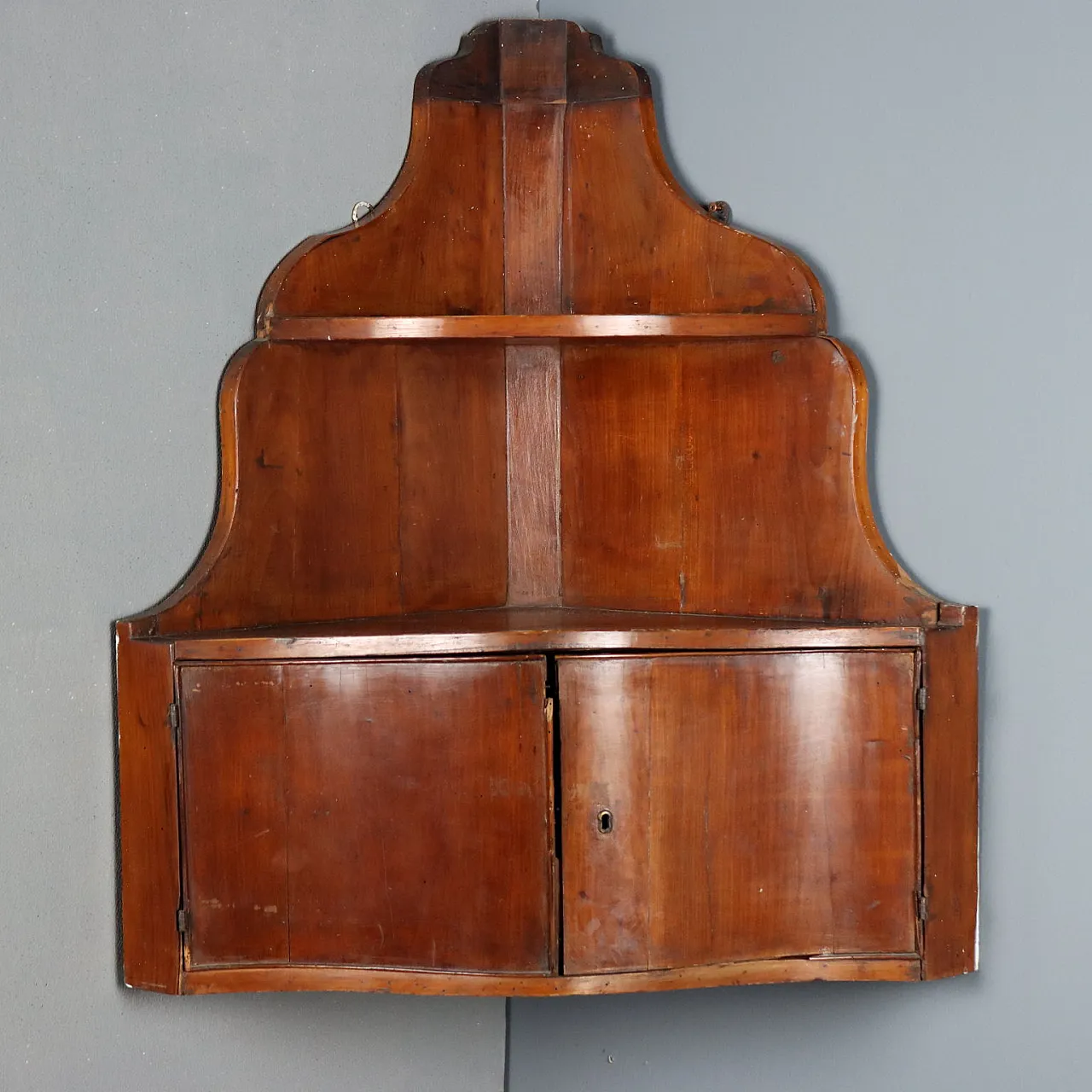 Hanging walnut corner unit, 19th century 3