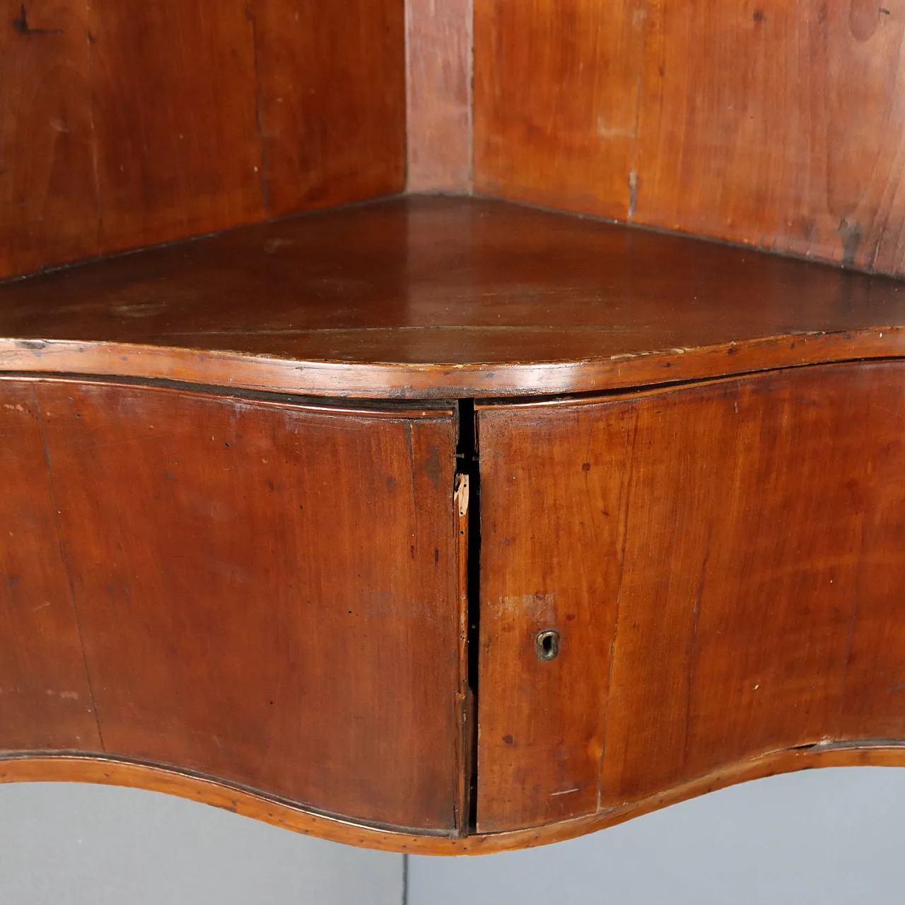 Hanging walnut corner unit, 19th century 6