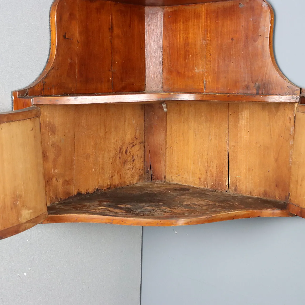 Hanging walnut corner unit, 19th century 8