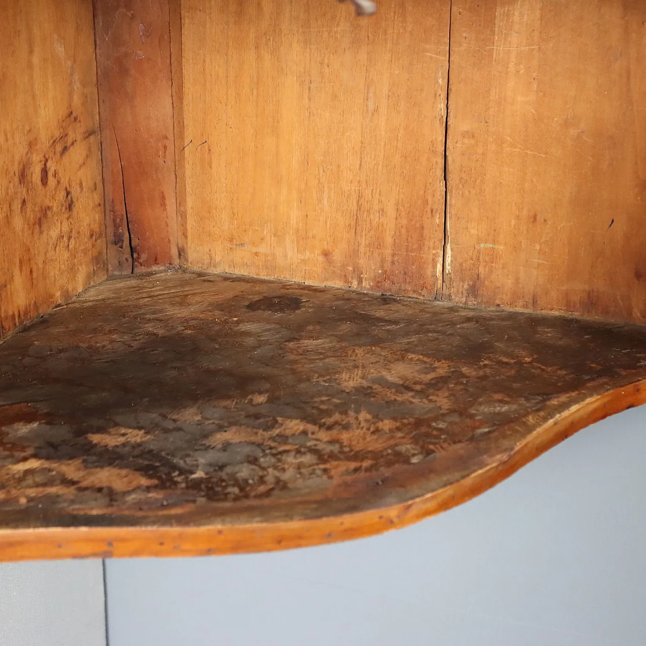 Hanging walnut corner unit, 19th century 9