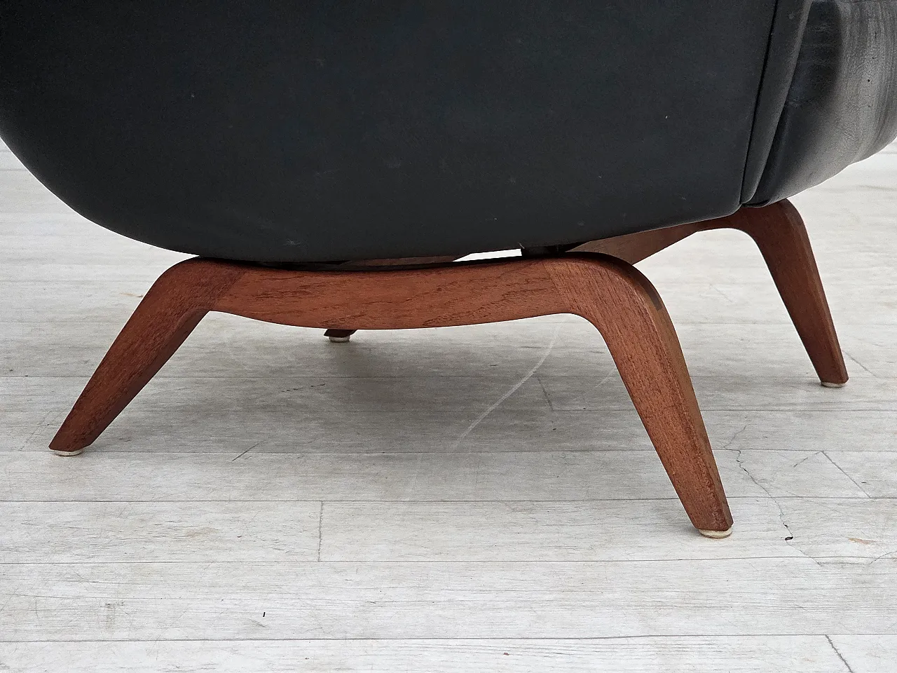 1960s, Danish design by Illum Wikkelsø, armchair, model 110, leather. 2