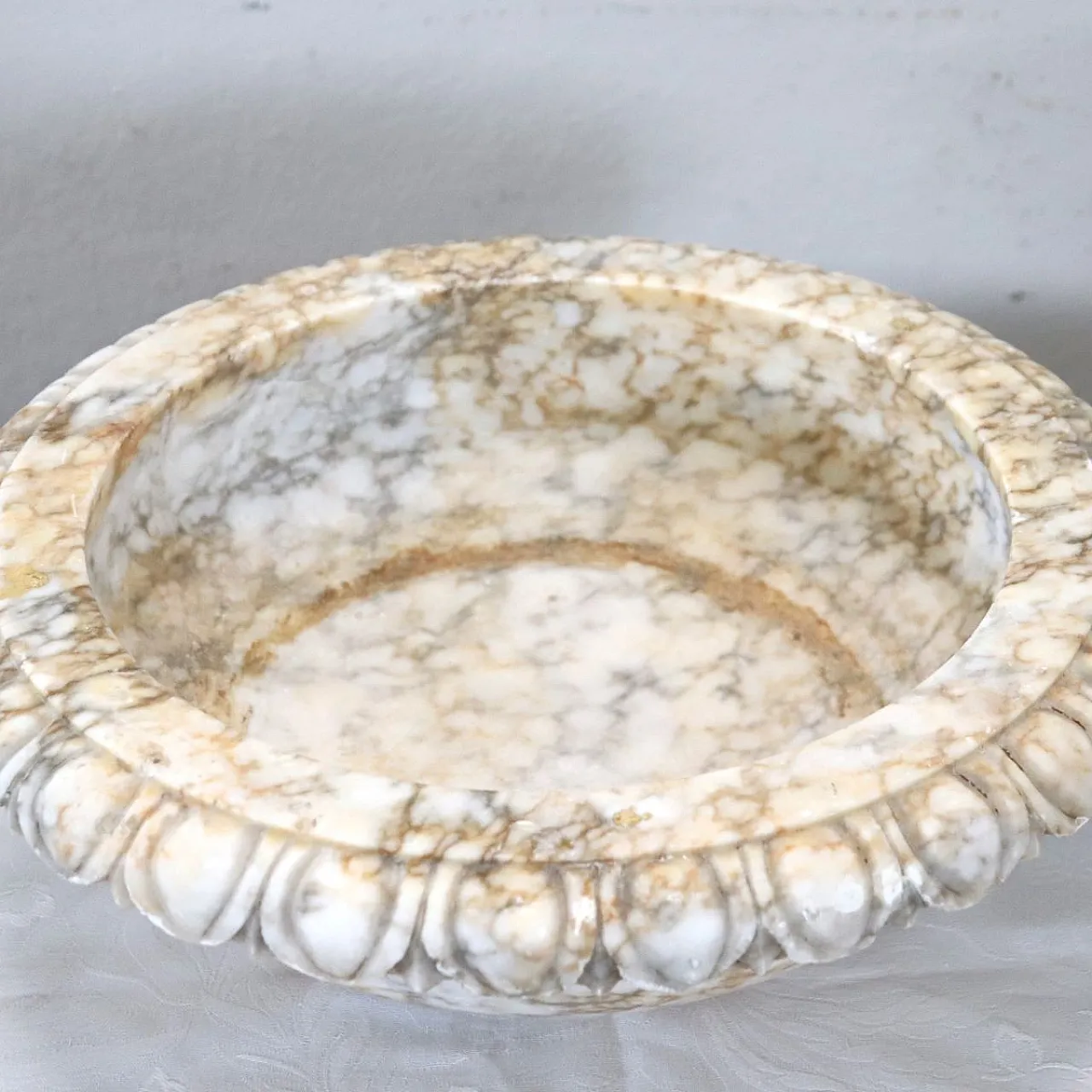 Small sculpted marble tub, early 1900s 3