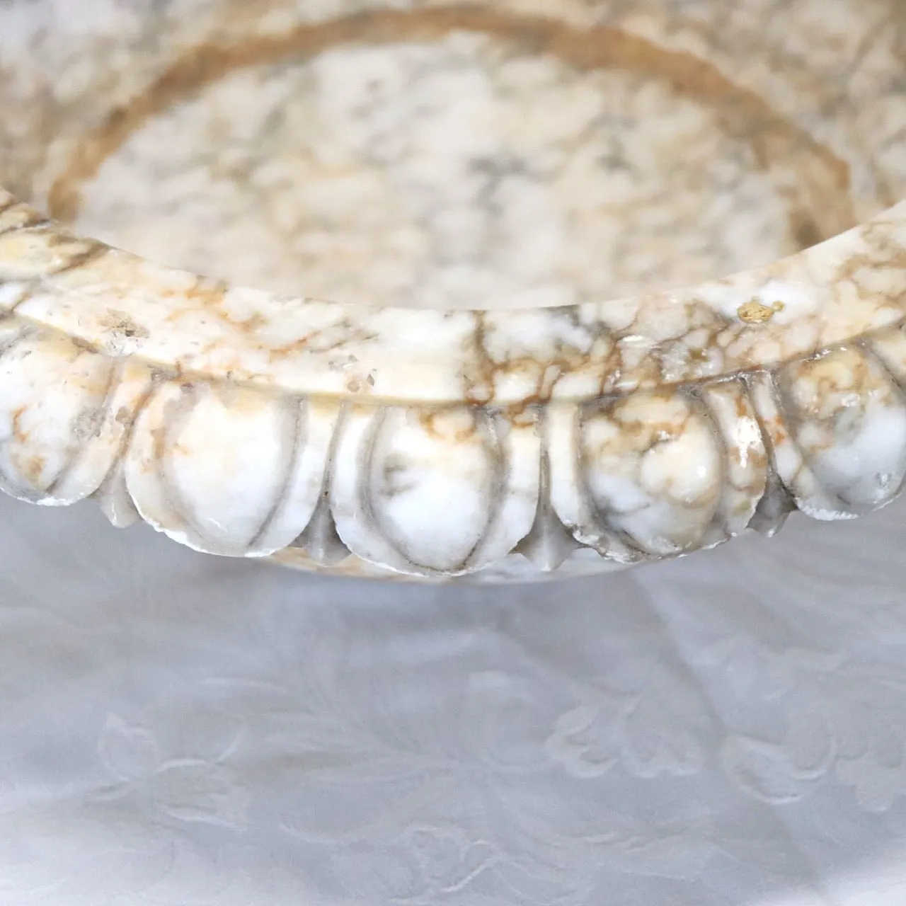 Small sculpted marble tub, early 1900s 7