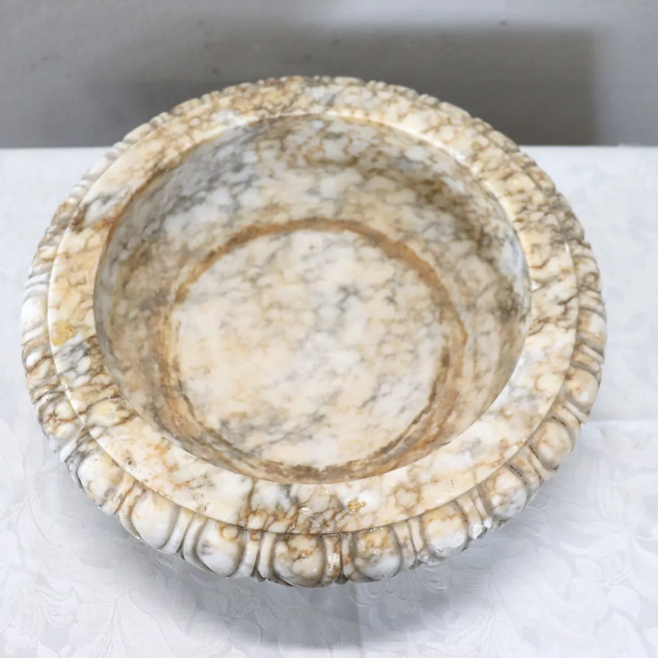 Small sculpted marble tub, early 1900s 8