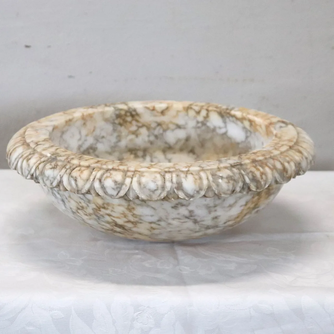 Small sculpted marble tub, early 1900s 11