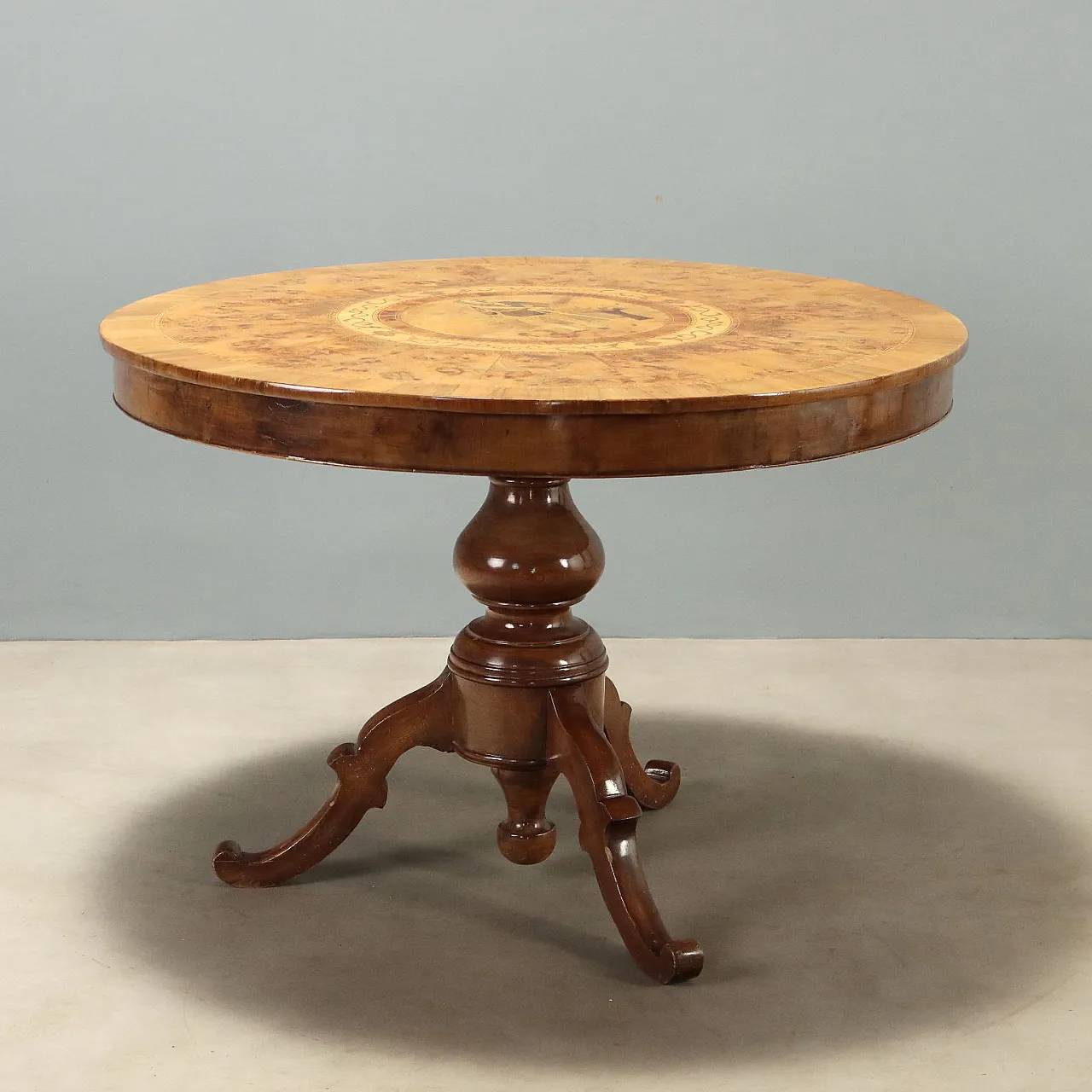 Round walnut table with Vittorio Emanuele II inlay, 19th century 1