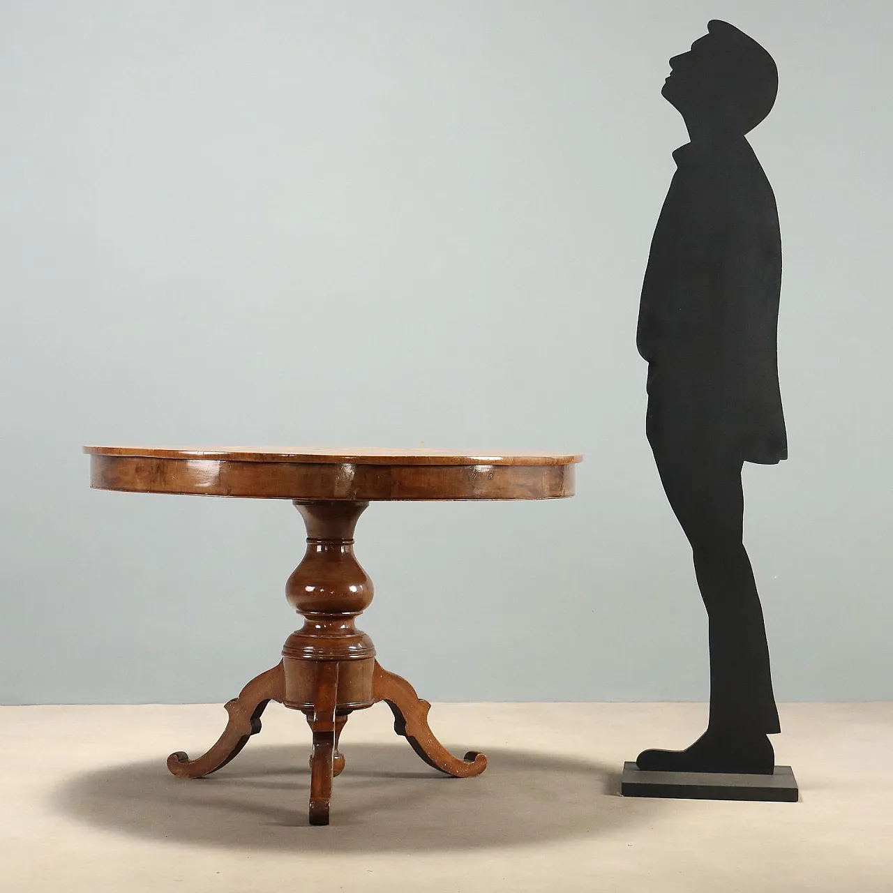 Round walnut table with Vittorio Emanuele II inlay, 19th century 2