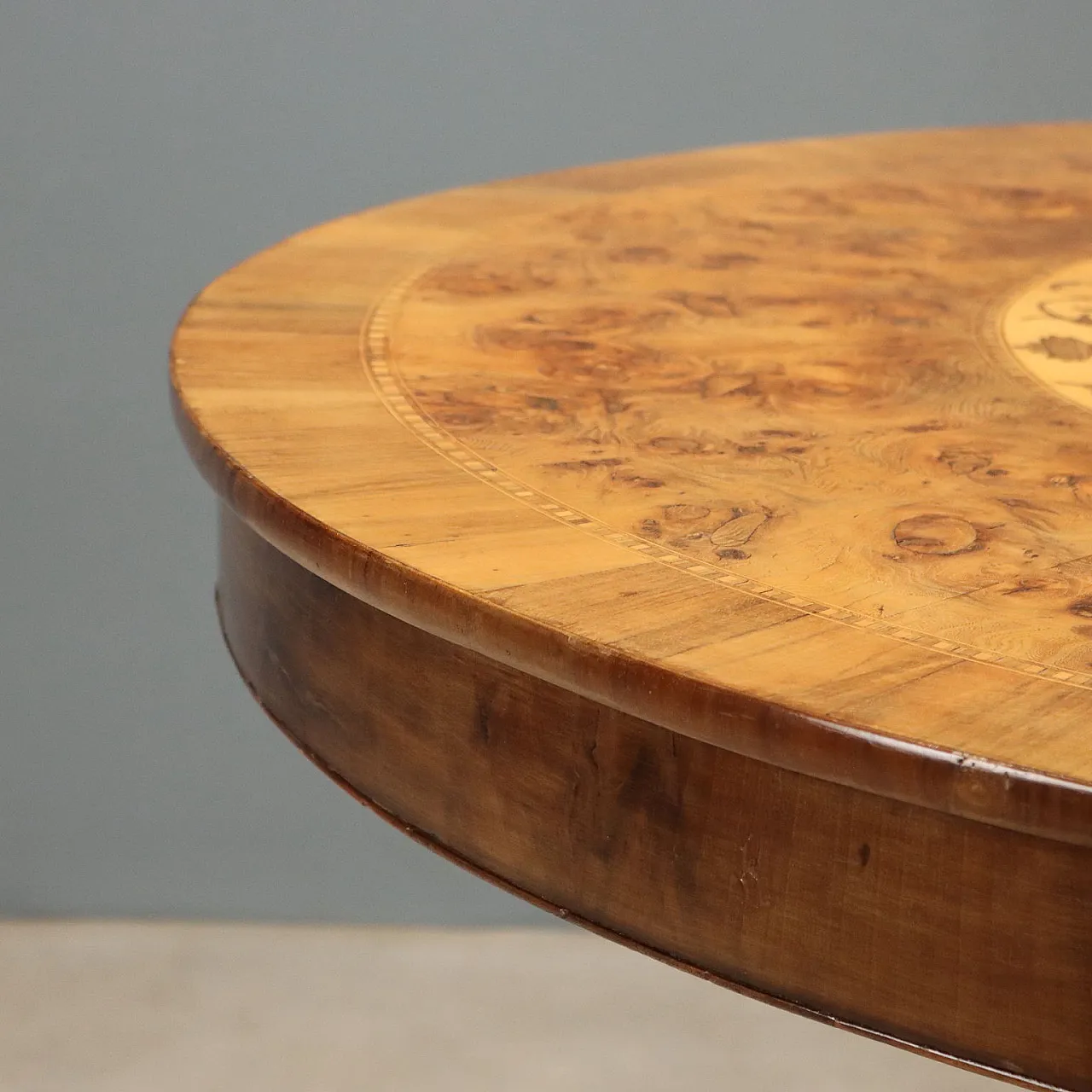 Round walnut table with Vittorio Emanuele II inlay, 19th century 3