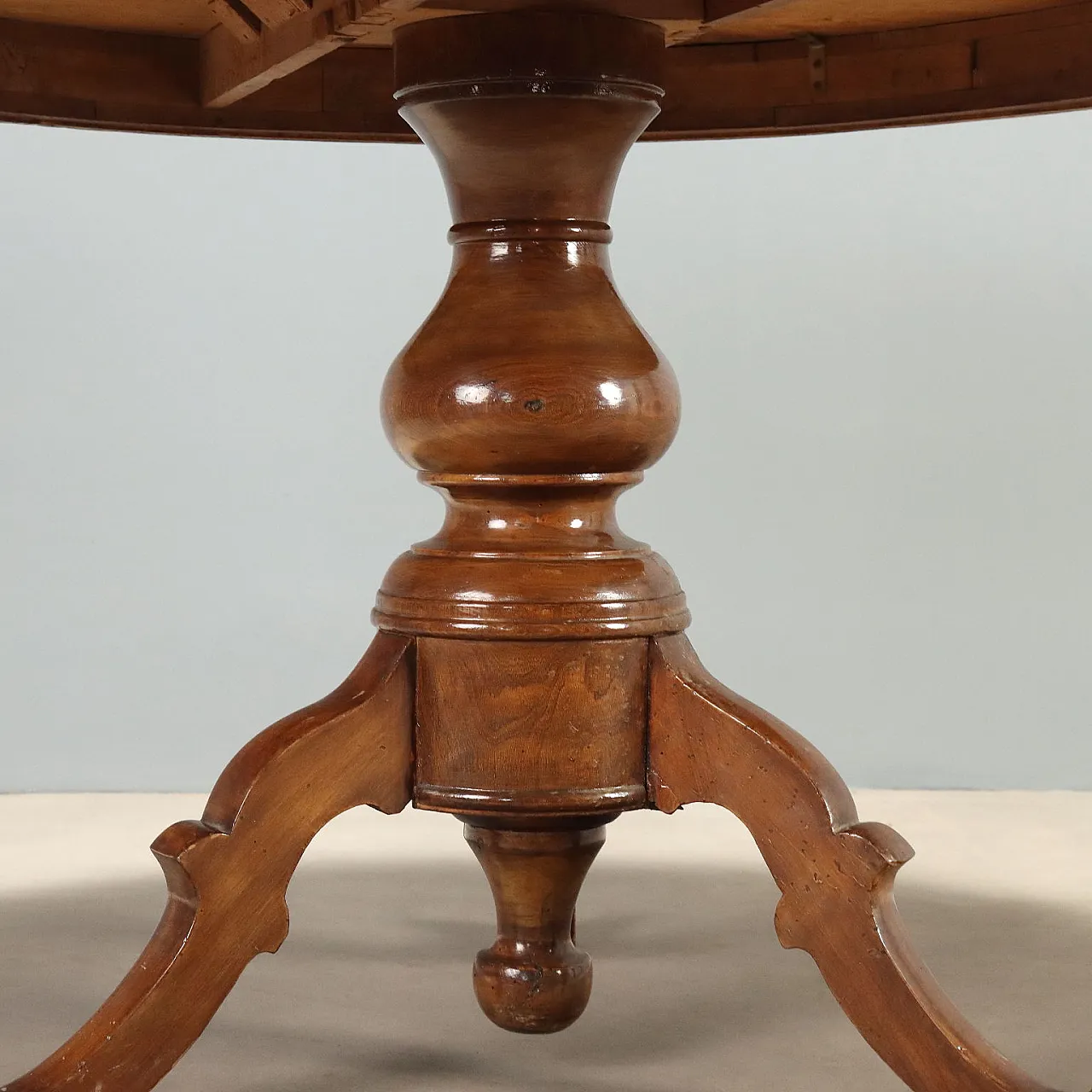 Round walnut table with Vittorio Emanuele II inlay, 19th century 4