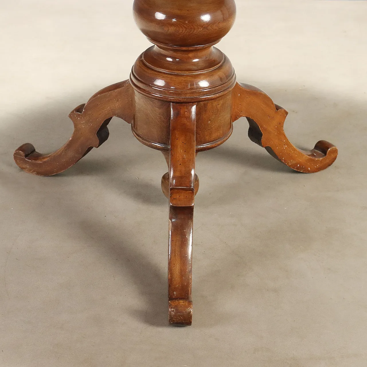 Round walnut table with Vittorio Emanuele II inlay, 19th century 5