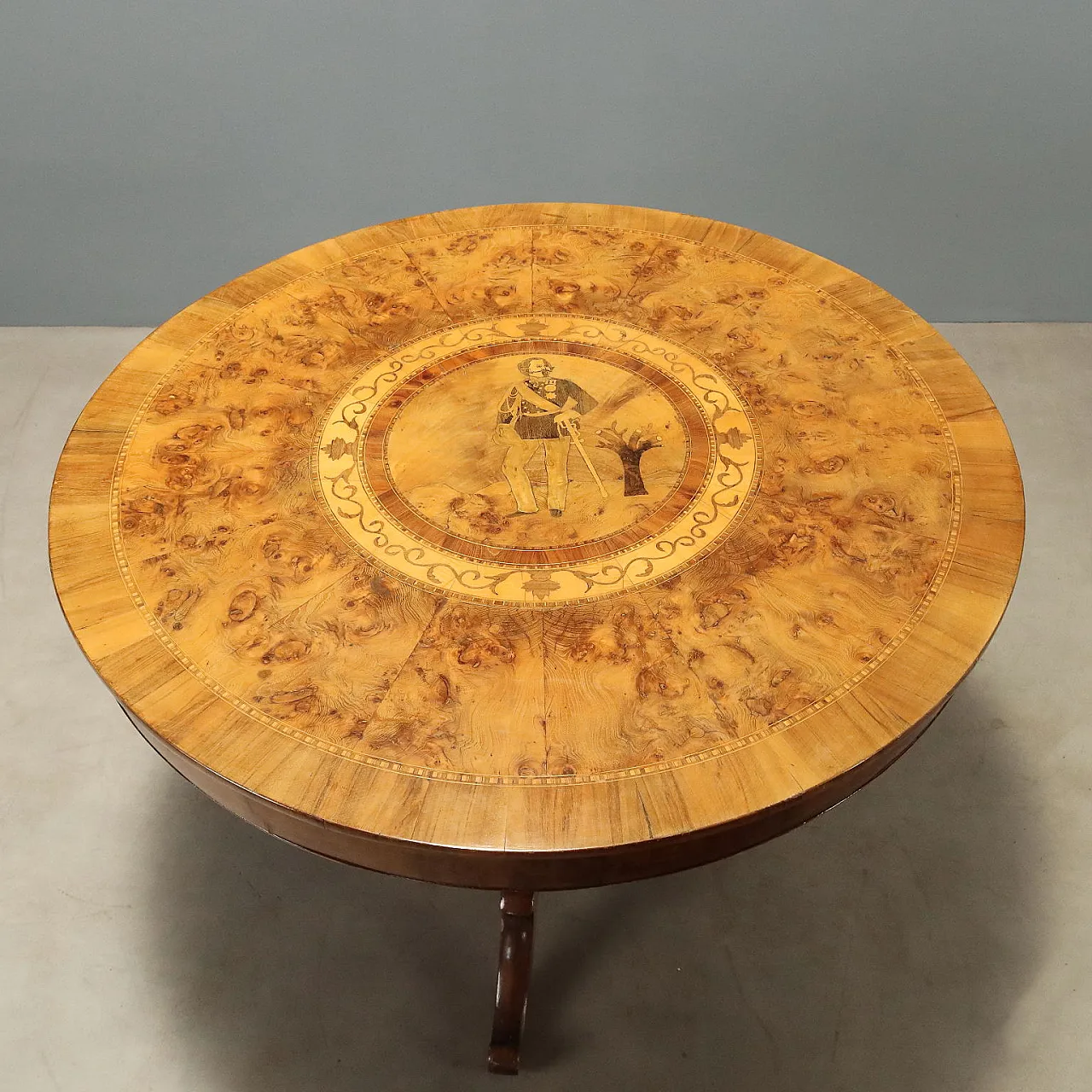 Round walnut table with Vittorio Emanuele II inlay, 19th century 6
