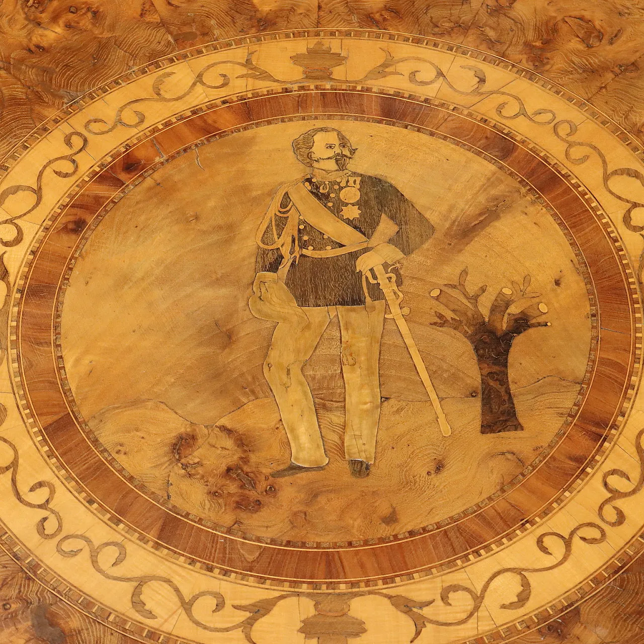 Round walnut table with Vittorio Emanuele II inlay, 19th century 7