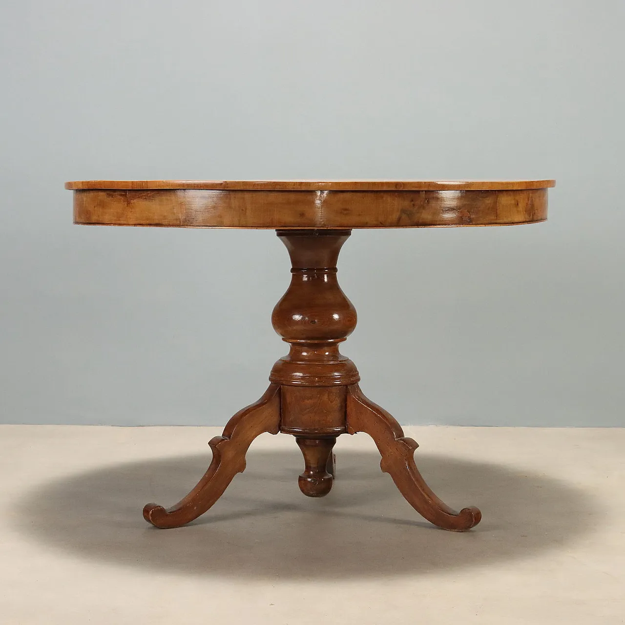 Round walnut table with Vittorio Emanuele II inlay, 19th century 8