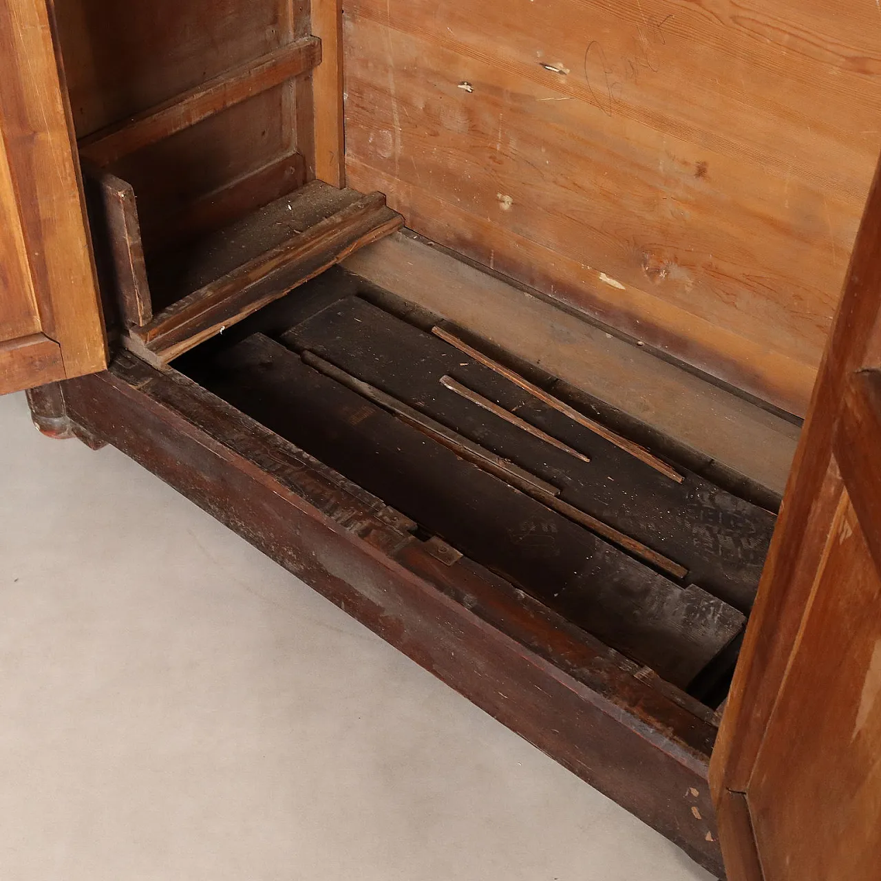 Louis Philippe wardrobe in walnut, 19th century 5